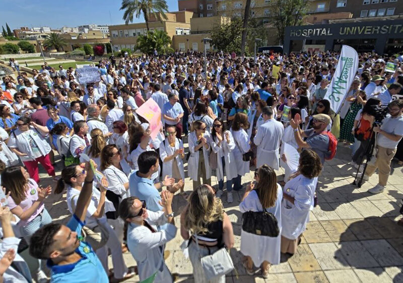 Huelga de sanitarios a las puertas del Virgen del Rocío. - SMA