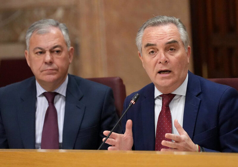 El teniente de alcalde del Ayuntamiento de Sevilla y delegado de Hacienda, Juan Bueno, junto a José Luis Sanz en el pleno - María José López / Europa Press