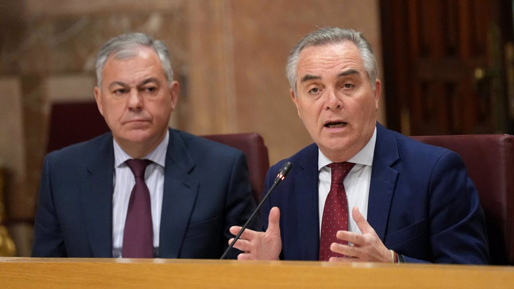 El teniente de alcalde del Ayuntamiento de Sevilla y delegado de Hacienda, Juan Bueno, junto a José Luis Sanz en el pleno - María José López / Europa Press