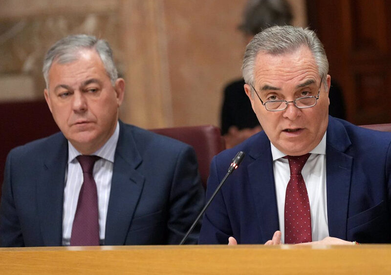 El teniente de alcalde del Ayuntamiento de Sevilla y delegado de Hacienda, Juan Bueno (d) y el alcalde de Sevilla, José Luis Sanz - María José López / Europa Press