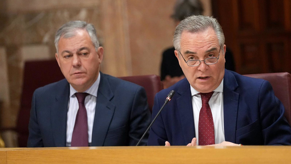 El teniente de alcalde del Ayuntamiento de Sevilla y delegado de Hacienda, Juan Bueno (d) y el alcalde de Sevilla, José Luis Sanz - María José López / Europa Press