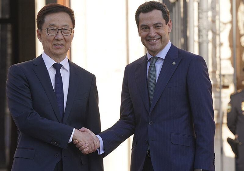 El presidente de la Junta de Andalucía, Juanma Moreno (d), junto al vicepresidente de China, Han Zheng. - Junta de Andalucía