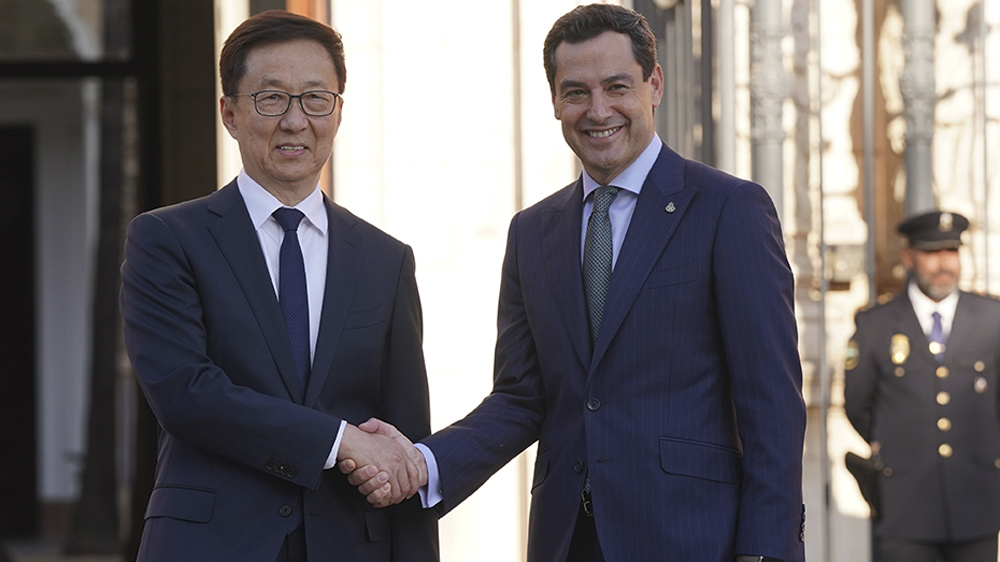 El presidente de la Junta de Andalucía, Juanma Moreno (d), junto al vicepresidente de China, Han Zheng. - Junta de Andalucía