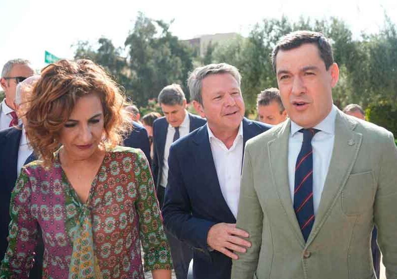 El presidente de la Junta de Andalucía, Juanma Moreno, junto a la la vicepresidenta primera del Gobierno y ministra de Hacienda, María Jesús Montero, durante el acto de Inicio de las obras del subtramo III de la Línea 3 de metro de Sevilla. - Joaquín Corchero / Europa Press