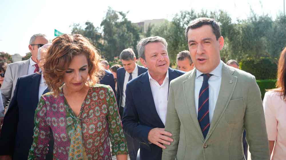 El presidente de la Junta de Andalucía, Juanma Moreno, junto a la la vicepresidenta primera del Gobierno y ministra de Hacienda, María Jesús Montero, durante el acto de Inicio de las obras del subtramo III de la Línea 3 de metro de Sevilla. - Joaquín Corchero / Europa Press