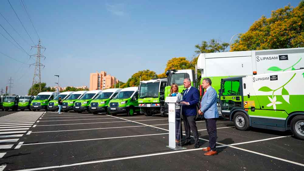 El Ayuntamiento de Sevilla refuerza la limpieza con una inversión de 35 millones y renueva de la flota con 346 vehículos. - Ayuntamiento de Sevilla