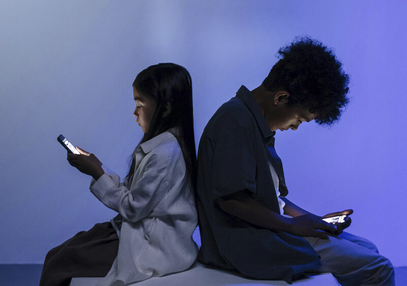 Niños con un móvil.