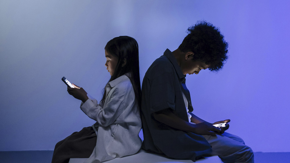 Niños con un móvil.