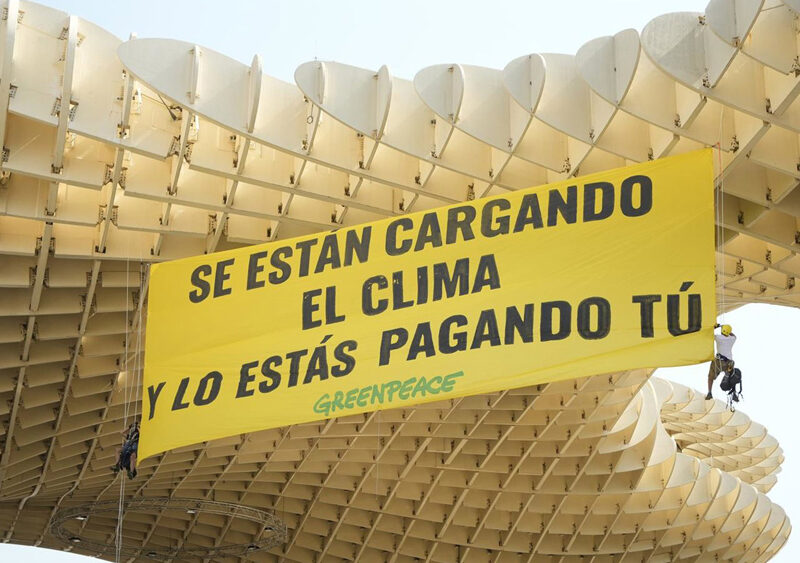 Cartel reivindicativo desplegado por Greenpeace en defensa del clima. - Joaquín Corchero / Europa Press