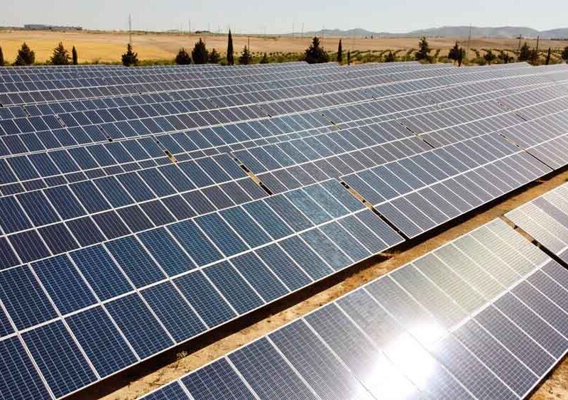 Paneles fotovoltaicos en una imagen de archivo - ANSASOL