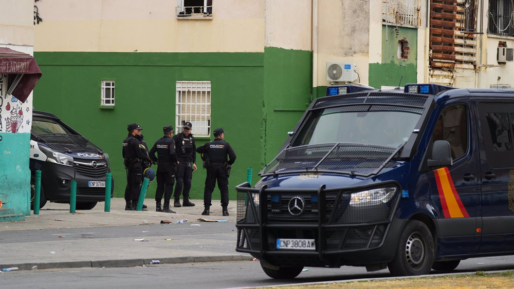 Imágenes de archivo de agentes desplegados en las Tres Mil Viviendas - Francisco J. Olmo - Europa Press