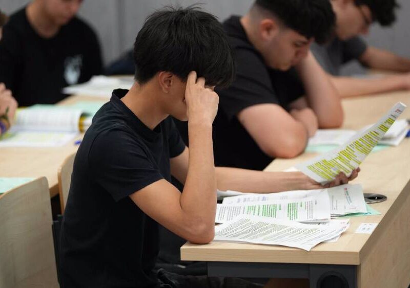 Imágenes de la primera jornada de la Prueba de Acceso a la Universidad en Andalucía. - MARÍA JOSÉ LÓPEZ / EUROPA PRESS