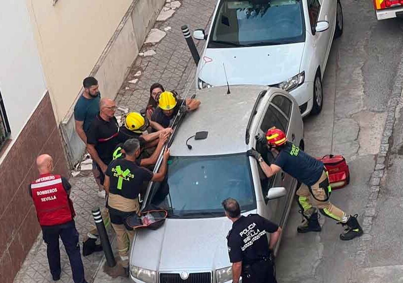 Rescate de una menor de tres años al quedarse atrapada en un coche en Sevilla. - Europa Press