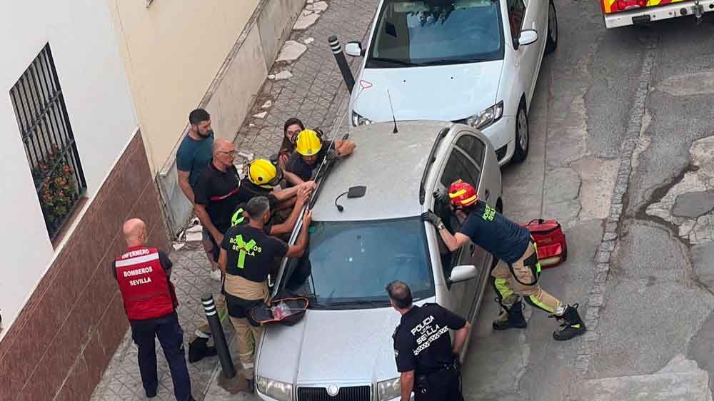Rescate de una menor de tres años al quedarse atrapada en un coche en Sevilla. - Europa Press