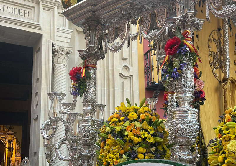 El Simpecado de la Macarena frente a la Basílica del Gran Poder. - Hermandad del Rocío de la Macarena