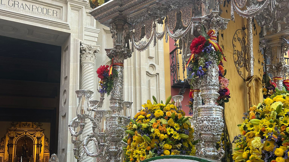 El Simpecado de la Macarena frente a la Basílica del Gran Poder. - Hermandad del Rocío de la Macarena