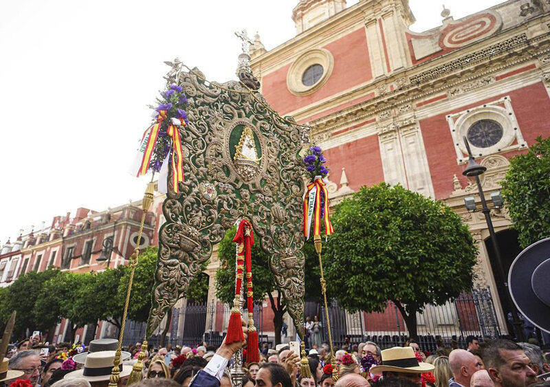 Simpecado de la Hermandad del Rocío de Sevilla. - Hermandad del Rocío de Sevilla / Nando Tejada