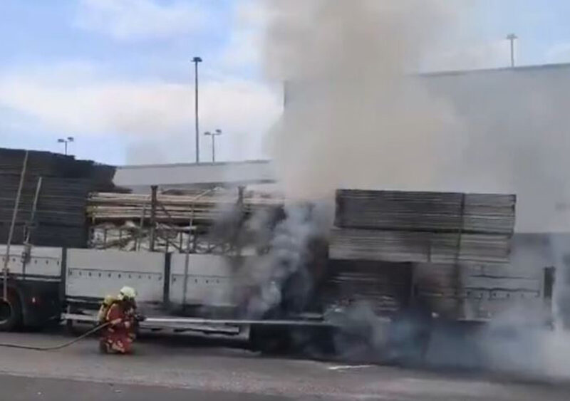 Incendio de un trailer en Gines. - Bomberos del Aljarafe