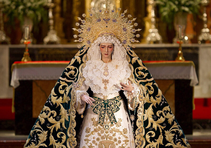 La Virgen del Rocío en el altar mayor del Salvador en su besamanos extraordinario. - Hermandad de la Redención