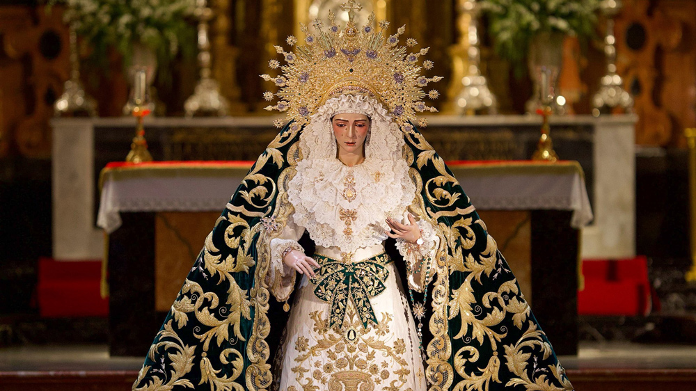 La Virgen del Rocío en el altar mayor del Salvador en su besamanos extraordinario. - Hermandad de la Redención