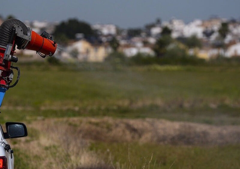 Imagen de fumigaciones en los campos de cultivo contra los mosquitos transmisores del virus del Nilo - Joaquín Corchero / Europa Press