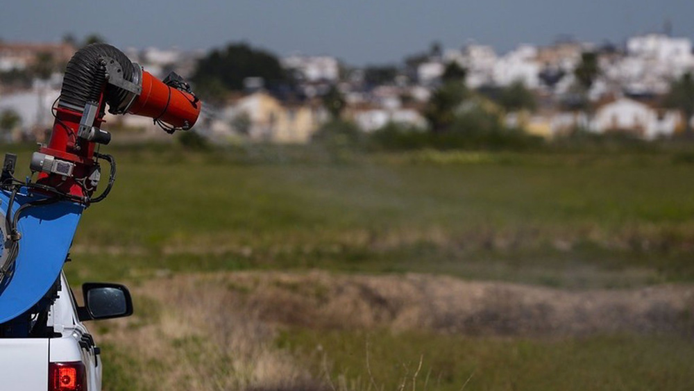 Imagen de fumigaciones en los campos de cultivo contra los mosquitos transmisores del virus del Nilo - Joaquín Corchero / Europa Press