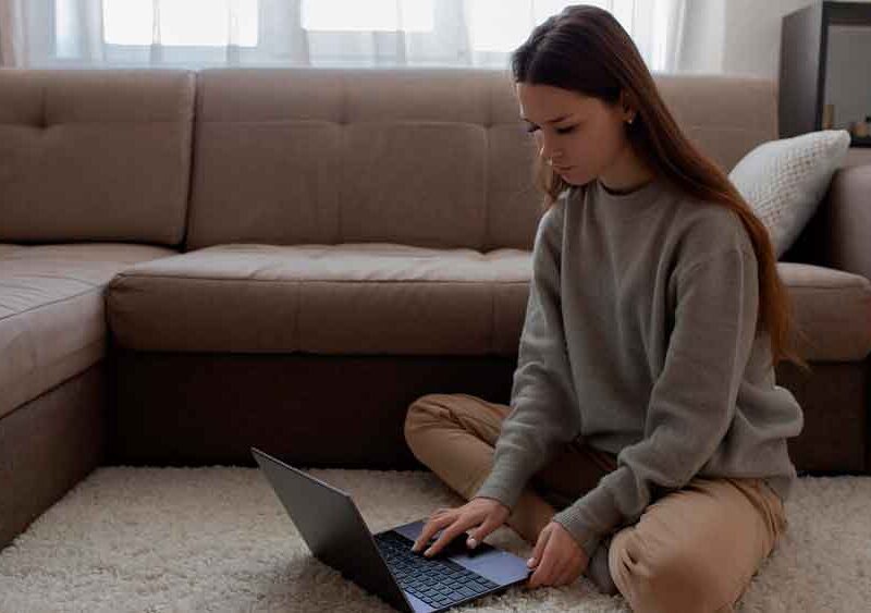 Estudiante cursando carreras online desde casa