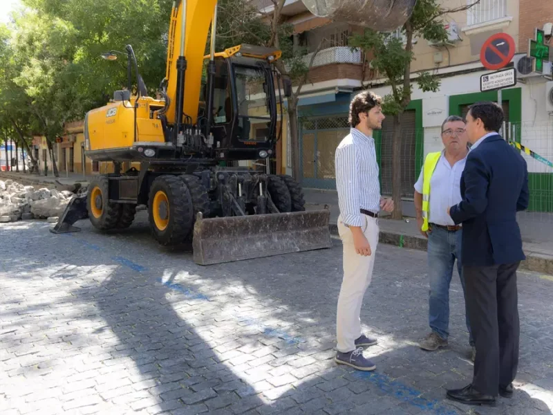 De la Rosa visita las obras de pavimentación de una de las calles de Bami