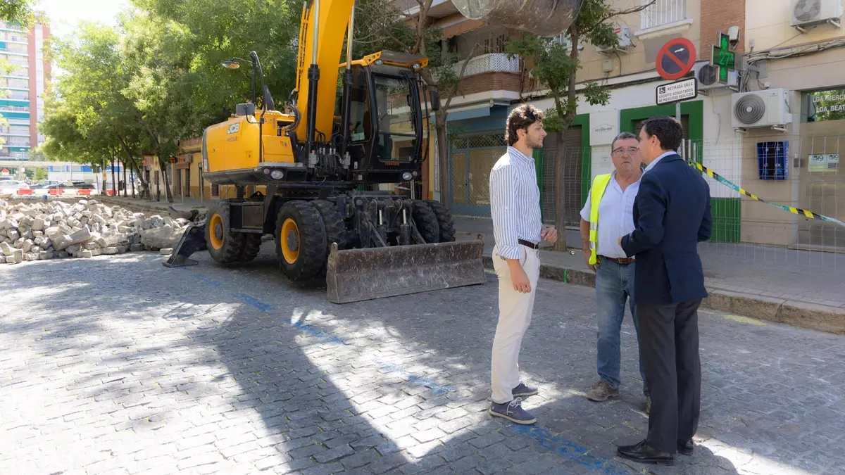 De la Rosa visita las obras de pavimentación de una de las calles de Bami