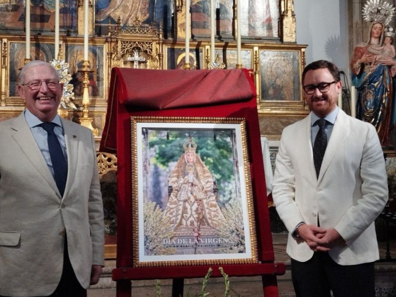 Francisco Vélez, presidente del Consejo de Hermandades, junto al autor del cartel, Jaime Rodríguez - Máximo de la Cruz