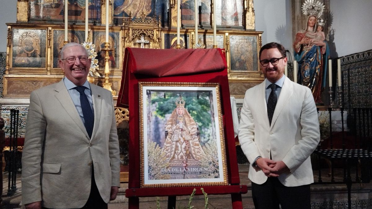 Francisco Vélez, presidente del Consejo de Hermandades, junto al autor del cartel, Jaime Rodríguez - Máximo de la Cruz