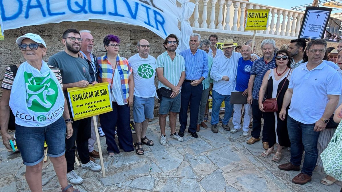 Concentración junto al Faro de Chipiona