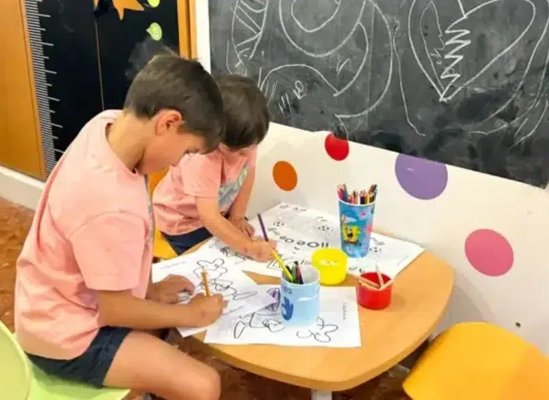 Hospital Virgen Macarena emprende campaña para limitar el uso del móvil entre pacientes pediátricos