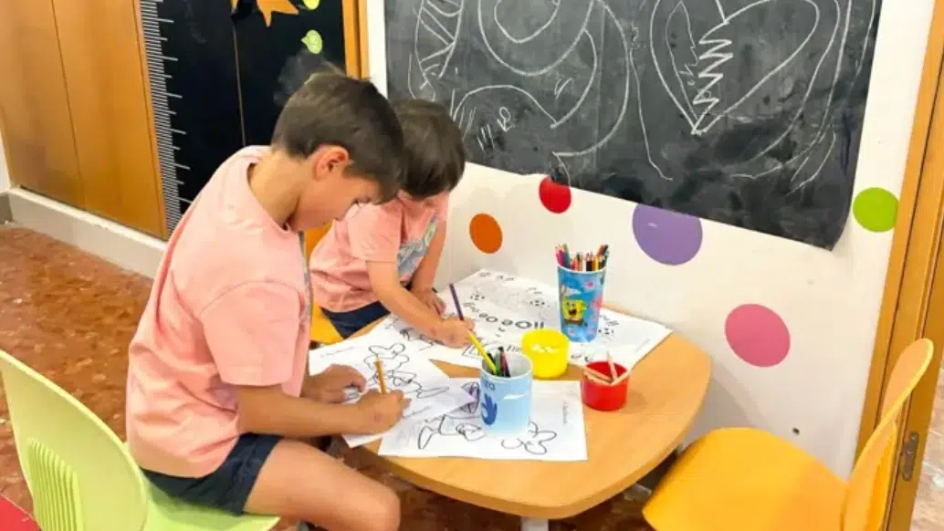 Hospital Virgen Macarena emprende campaña para limitar el uso del móvil entre pacientes pediátricos