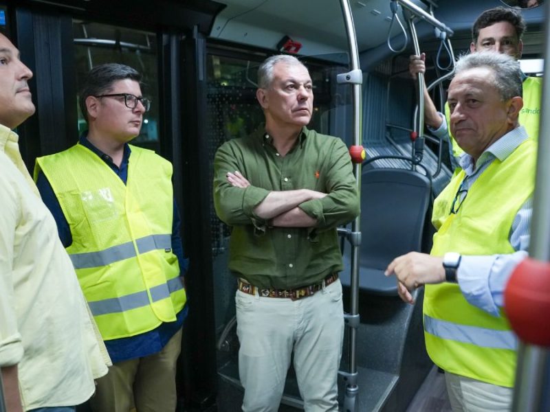 José Luis Sanz durante las pruebas del Tranvibús