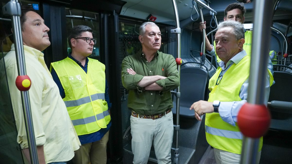 José Luis Sanz durante las pruebas del Tranvibús