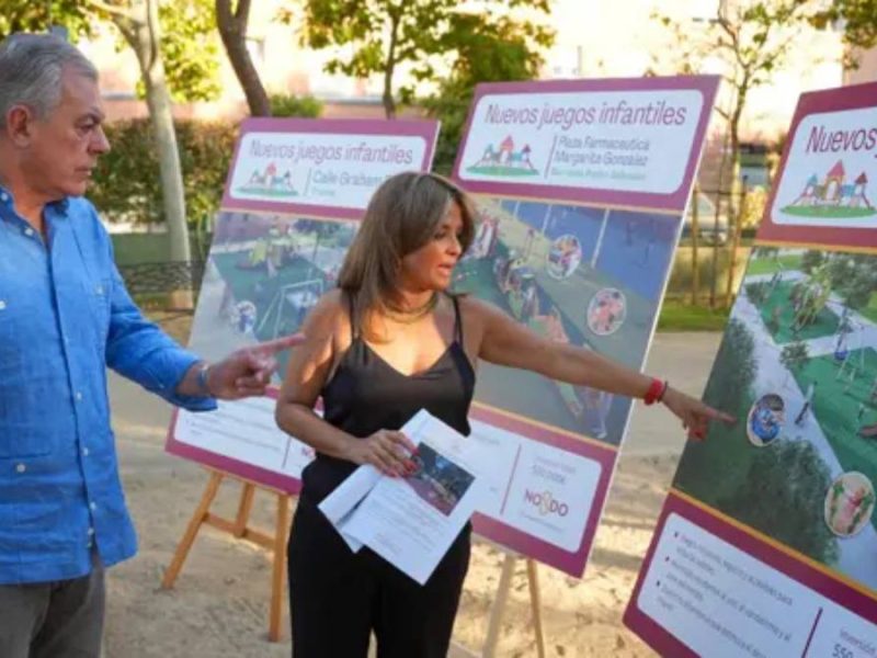 Sanz muestra un panel con el proyecto de uno de los nuevos parques infantiles