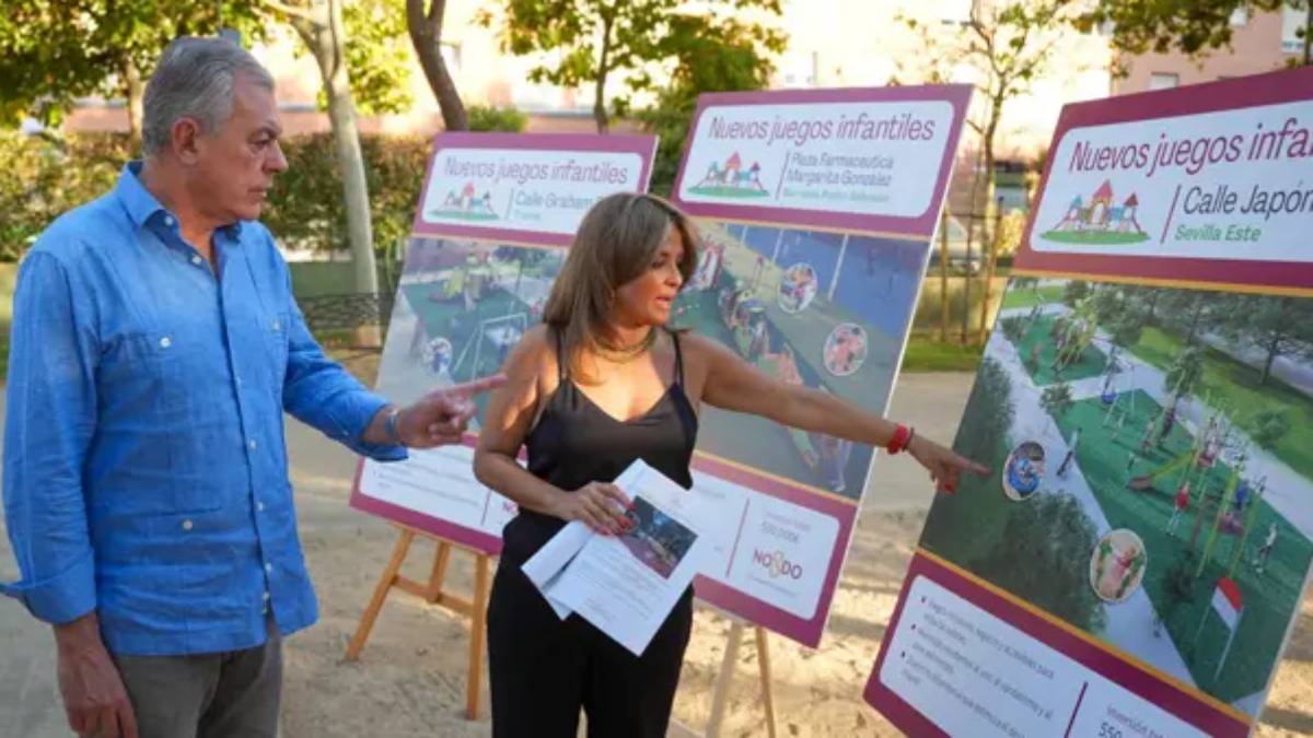 Sanz muestra un panel con el proyecto de uno de los nuevos parques infantiles