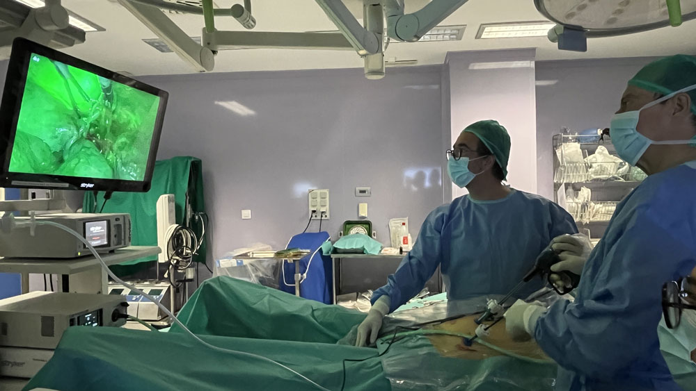 Los doctores José Antonio Vargas y Adolfo López durante una intervención de ganglio centinela en cáncer de endometrio. - Quirón Salud