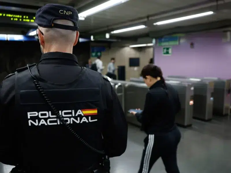 Agente de la Policía Nacional junto a los tornos del metro