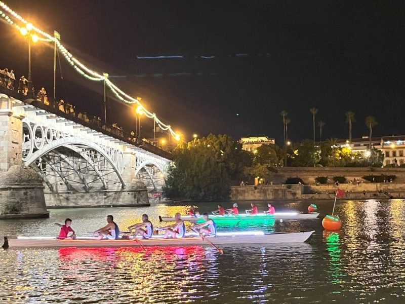 Salida de la Regata nocturna de la Velá de Santa Ana
