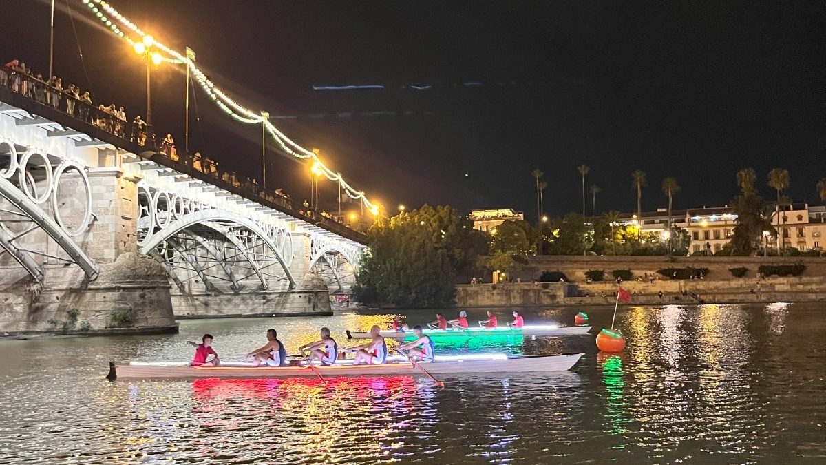 Salida de la Regata nocturna de la Velá de Santa Ana