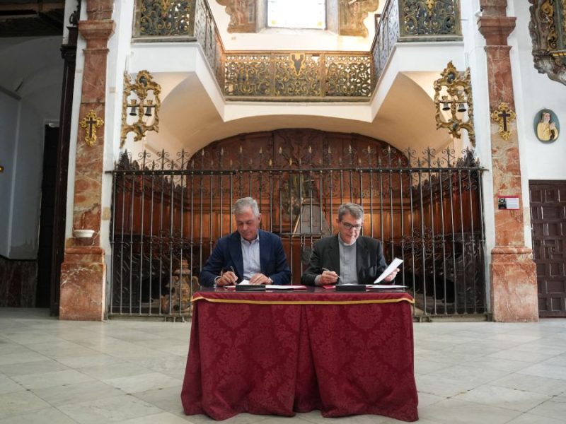 Sanz y el párroco de San Nicolás y Santa María la Blanca en la firma del convenio