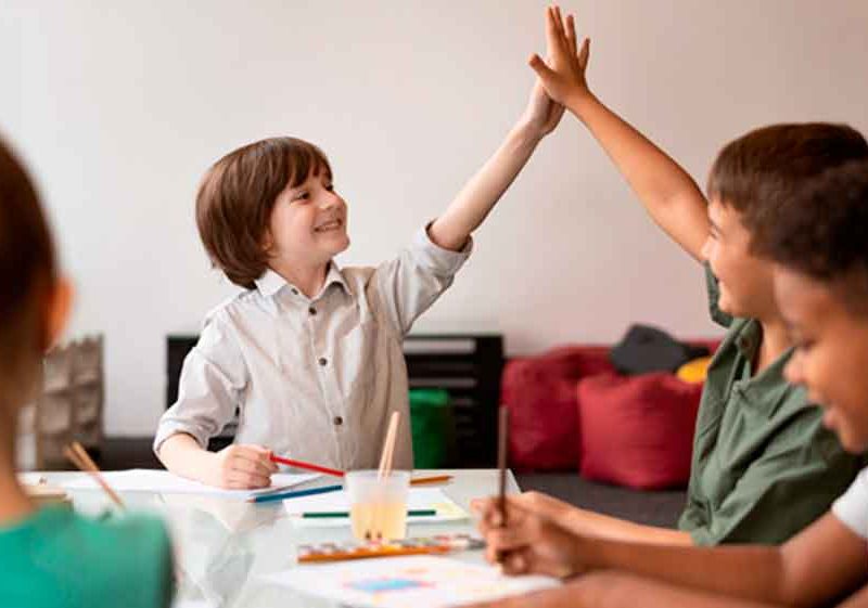 Aula inclusiva con estudiantes diversos