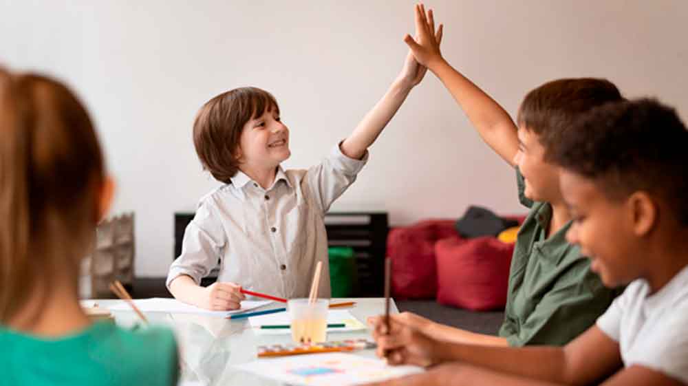 Aula inclusiva con estudiantes diversos