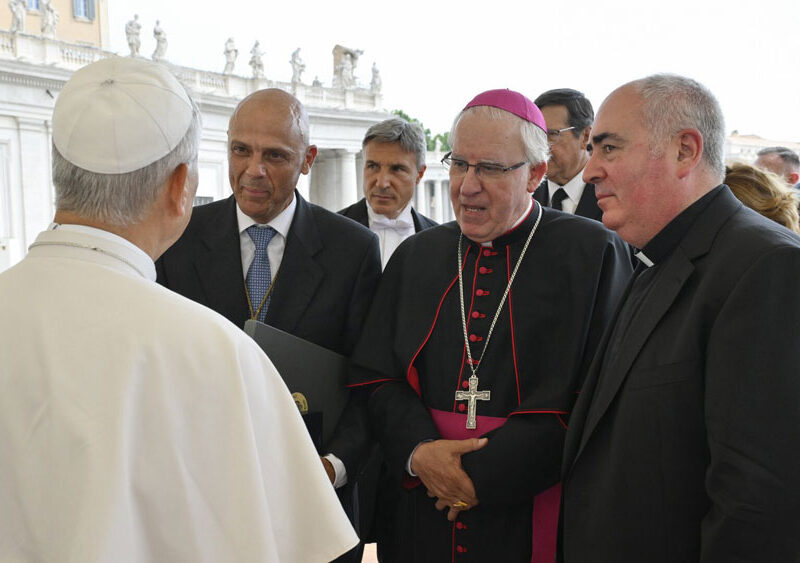 Encuentro del Papa León XIV con el Arzobispo de Sevilla y la Hermandad de la Esperanza de Triana.