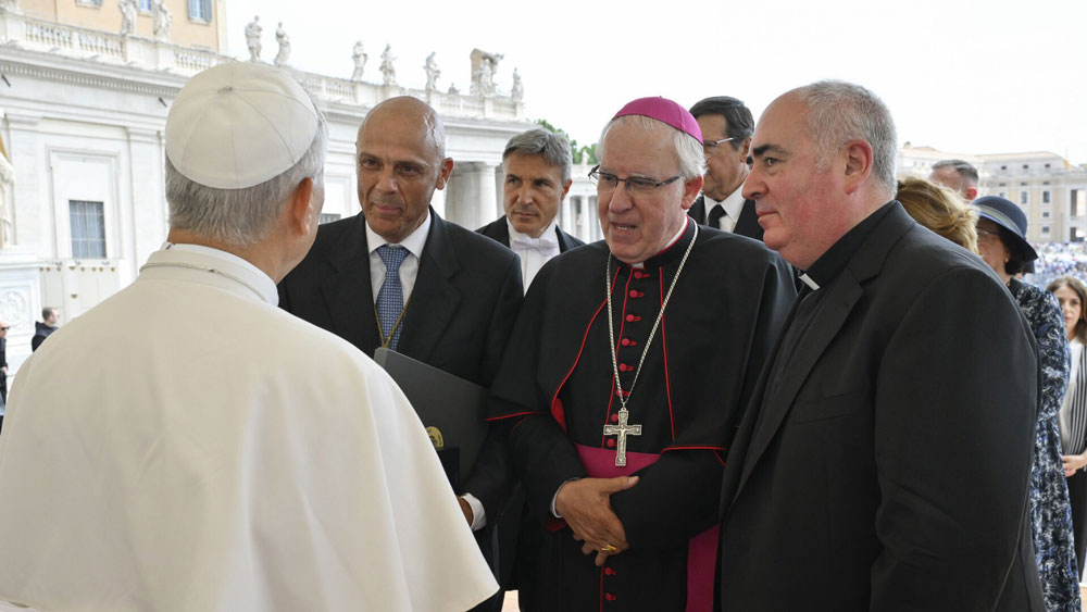 Encuentro del Papa León XIV con el Arzobispo de Sevilla y la Hermandad de la Esperanza de Triana.