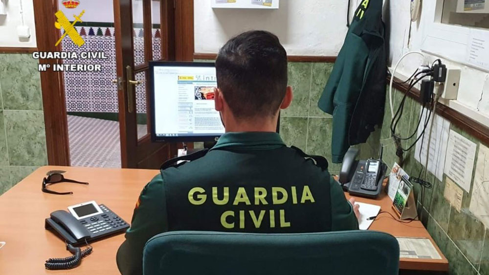 Agente con un ordenador. - Guardia Civil