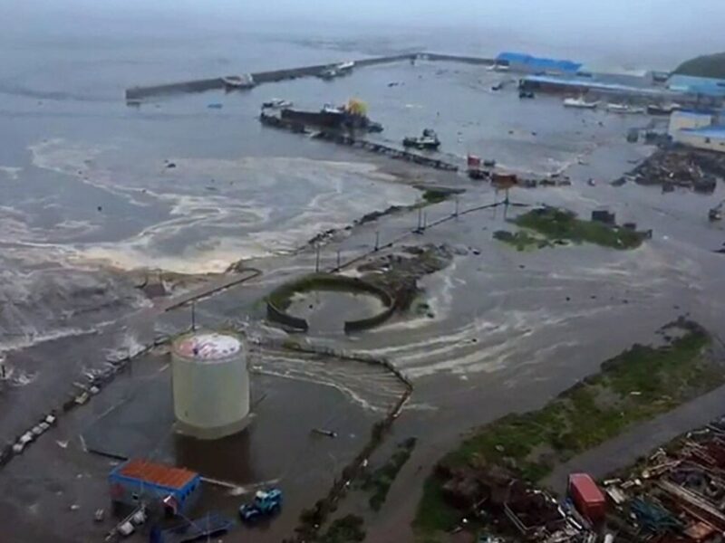 Fotografía de un dron del Servicio Geofísico de la Academia de Ciencias de Rusia, que revela el estado de la isla Paramushir tras ser golpeada por el tsunami
