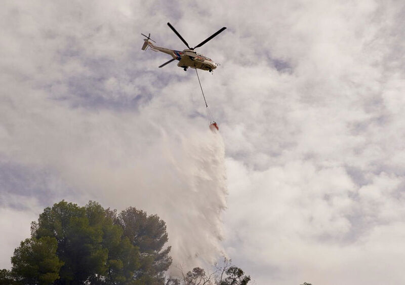 Un helicóptero del Infoca arroja agua sobre un incendio, en imagen de recurso. - Álex Zea / Europa Press